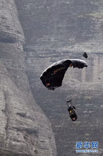 Khe núi hẹp giữa 2 đỉnh núi Jianglang nổi tiếng cao 816,8 m của tỉnh Chiết Giang, Trung Quốc được chọn là nơi “người dơi” trình diễn màn hạ cánh ngoạn mục từ trực thăng.