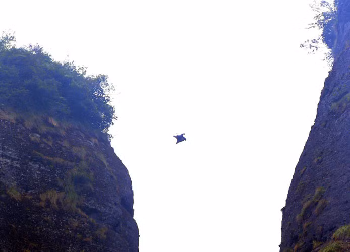 Người dơi đáp xuống khe núi hẹp của Trung Quốc một cách nhẹ nhàng.