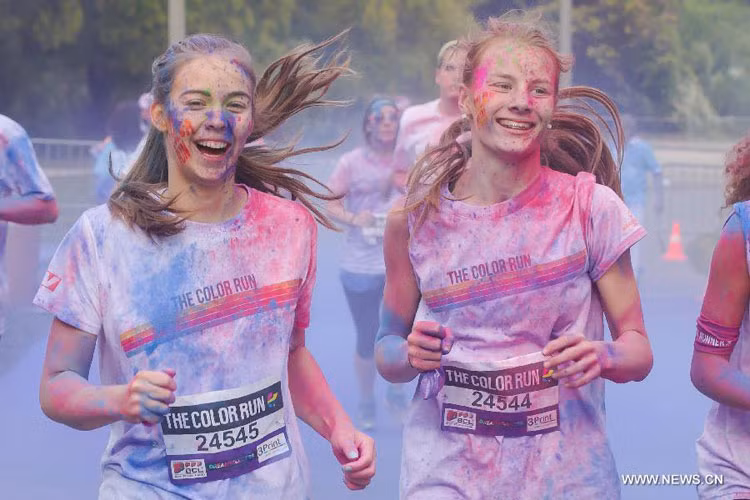 Hai thiếu nữ Hungary xinh đẹp cười rạng rỡ trên đường đua.