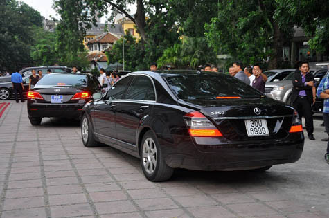 Xe Mercedes nối đuôi xe biển xanh đến dự đám cưới