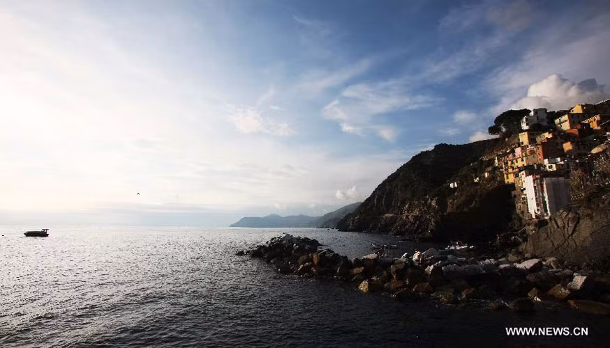 Những ngôi nhà nằm chênh vênh trên vùng đất đá dốc nằm bên bờ biển thơ mộng.