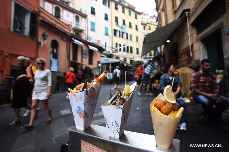 Là địa điểm du lịch nổi tiếng, Cinque Terre thu hút hàng triệu du khách nước ngoài.
