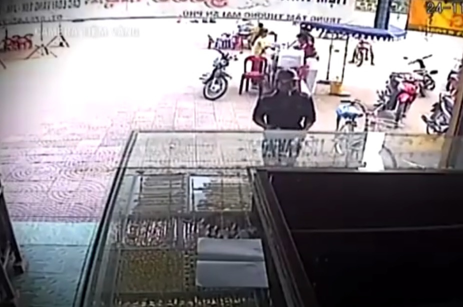 Một nguồn thông tin quý giá khác được quần chúng cung cấp, đó là khoảng 15h ngày 24/11/2015 tại tiệm vàng Quang Diệp ở huyện An Phú, có một thanh niên cao khoảng 1m65 đến mua vàng, số tiền dùng để mua vàng có dấu hiệu khả nghi.