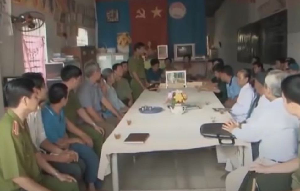 Chiều 26/11/2015, lực lượng điều tra quyết định tổ chức họp thôn phát động phong trào quần chúng tham gia tố giác tội phạm. Từ đây, một người đàn ông cung cấp cho cảnh sát thông tin vào thời điểm trước khi phát hiện tử thi nạn nhân khoảng chừng 30 phút, thấy một đối tượng đến tắm sau đó thay đồ. Sau đó, nhân chứng vào rừng và sau một tiếng đồng hồ sau nghe thông tin bà Ai bị sát hại nên đã nghi vấn đối tượng này.