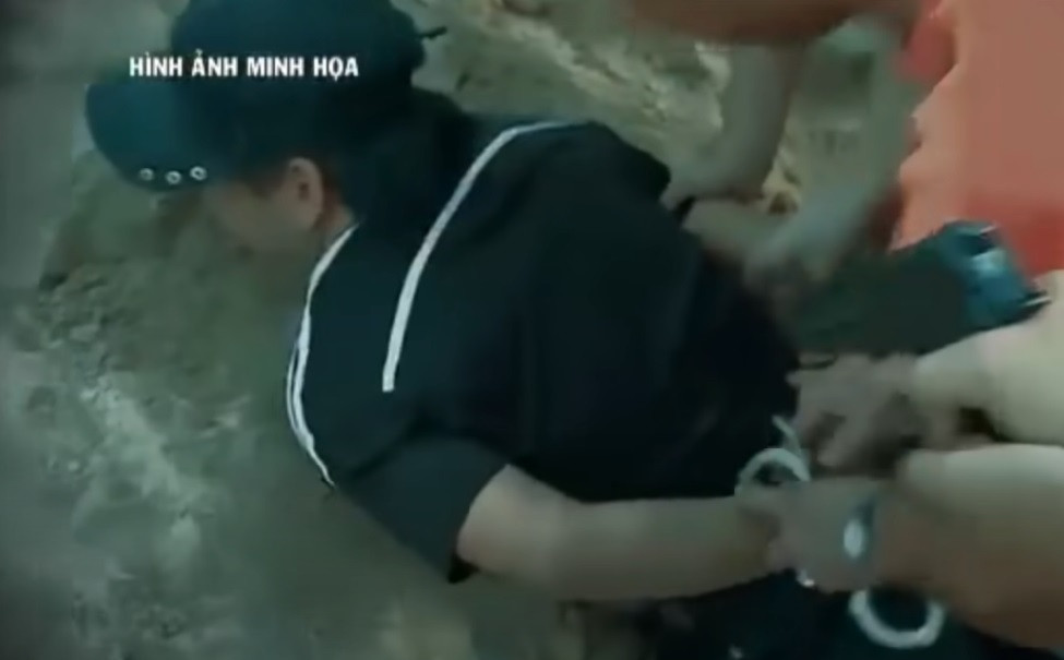 Công an tỉnh An Giang đã bắt được nghi phạm khi đang thuê phòng trọ tại thị trấn An Phú, huyện An Phú.