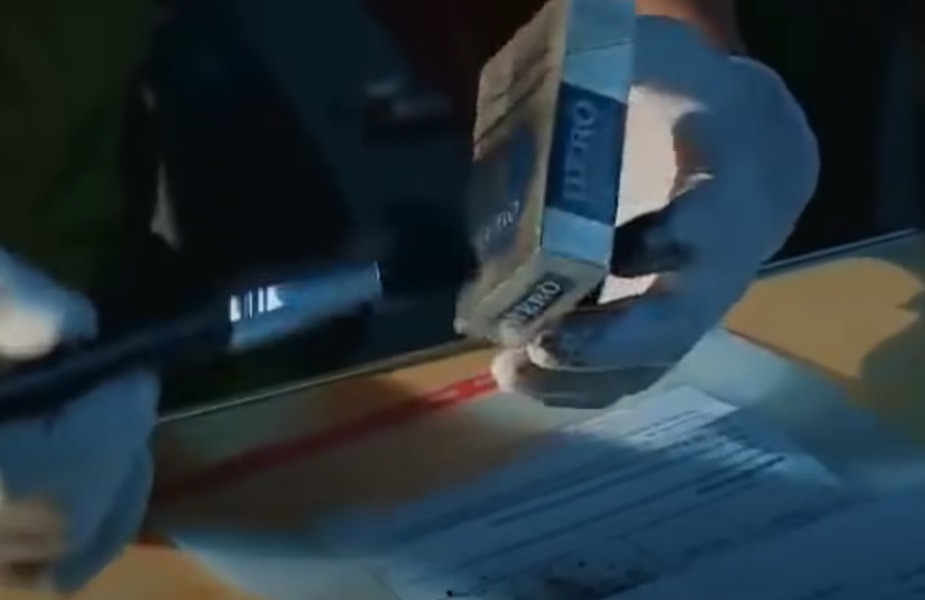 Tại hiện trường vụ án có thu giữ được vỏ bao thuốc lá hero, phòng kỹ thuật hình sự đã xác định được dấu vết vân tay của một người và đã cung cấp cho cơ quan điều tra. Từ đặc điểm trên bao thuốc lá, cảnh sát sàng lọc ra được một số đối tượng nghi vấn.