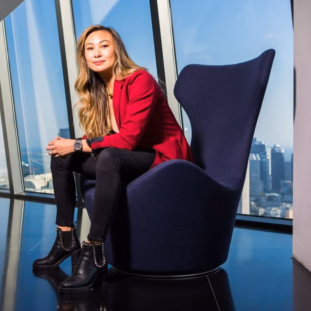 Alexandr Wang là tỷ phú tự thân trẻ nhất thế giới ở tuổi 25. Khối tài sản 1 tỷ USD của Wang chủ yếu đến từ Scale AI - nền tảng công nghệ (hiện được định giá 7,3 tỷ USD) mà anh đồng sáng lập với Lucy Guo vào năm 2016. Theo SCMP, Guo gần đây xuất hiện trong danh sách “Những phụ nữ tự thân dưới 40 tuổi giàu nhất nước Mỹ” của Forbes. Cô xếp thứ 2 sau Kylie Jenner. Nhiều ngôi sao cũng được gọi tên như Taylor Swift, Rihanna, Maria Sharapova, Huda Kattan.