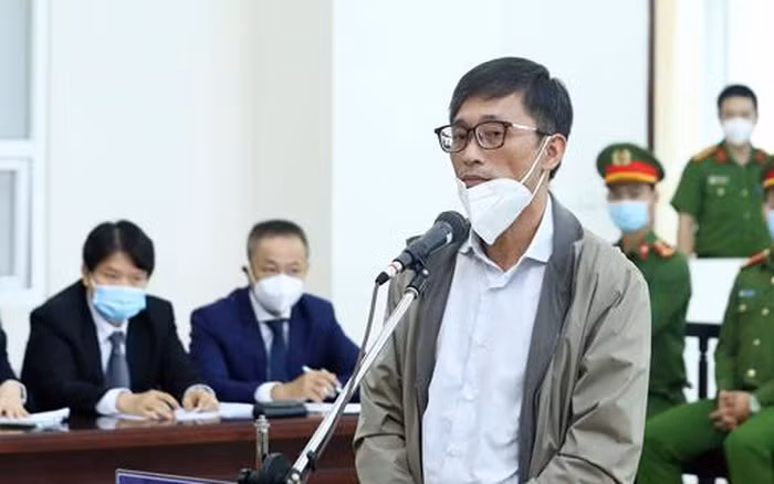 Tháng 11/2021, cựu Phó Tổng cục trưởng Tổng cục Tình báo (Bộ Công an) Nguyễn Duy Linh bị đưa ra xét xử về tội "Nhận hối lộ" với định khung hình phạt cao nhất là tử hình. Quá trình tranh tụng, ông Linh đã tác động gia đình nộp đủ số tiền 5 tỷ đồng nhận hối lộ. HĐXX sau đó đã tuyên phạt bị cáo này 14 năm tù, dưới mức thấp nhất của khung hình phạt. 