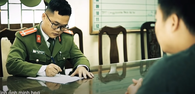 Với quyết tâm “biết là phải tìm” dù chỉ là một thông tin le lói nên các mũi trinh sát lại tiếp tục “lùng sục” những người cách đây 7 năm có liên quan đến cá độ bóng đá. Khó khăn là vậy nhưng bằng các biện pháp nghiệp vụ, đến ngày 5/12/2017, lực lượng điều tra đã triệu tập được người thanh niên bi ẩn đó. Một cuộc khai thác nhanh được diễn ra. Theo như lời khai báo của người thanh niên này thì người ở cùng phòng với anh Bùi Tiến Dũng tại thời điểm đó là Nguyễn Mạnh Hùng, quê ở xã Mai Hóa, huyện Tuyên Hóa. Chính vì vậy, Nguyễn Mạnh Hùng đã được đưa vào diện nghi vấn số 1 và duy nhất.