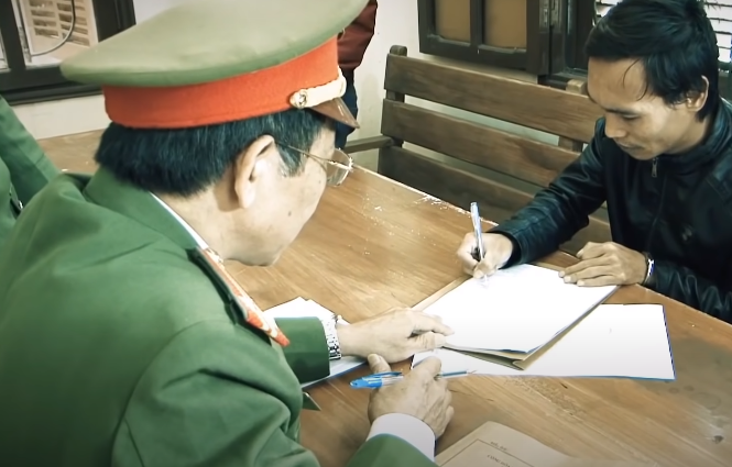 Tin chắc rằng tội ác của mình sẽ bị chôn vùi theo xác chết, Nguyễn Mạnh Hùng ung dung đi sang Lào làm ăn 2 năm rồi trở về sống cùng người phụ nữ hơn tuổi tại Bãi Dinh, xã Dân Hóa, huyện Minh Hóa. Hùng hoàn toàn không ngờ, tội ác tưởng chừng đã chìm vào quên lãng lại bị các lực lượng điều tra làm rõ một cách tài tình.