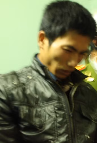 Qua nguồn tin người nhà Bình cung cấp, được biết Bình có vợ sắp cưới quê xã Quế Lưu (Hiệp Đức, Quảng Nam). Không thể để đối tượng có cơ hội bỏ trốn, ngay trong đêm, các điều tra viên đã bắt được Bình khi đang trốn tại nhà vợ chưa cưới.