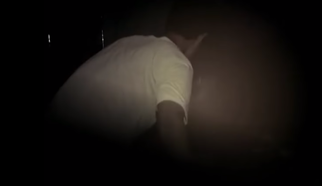 Khi biết bà Hảo đã chết, Bình để bà nằm dưới đất rồi đến thả rèm cửa phía trước nhà để tránh bị phát hiện, tiến hành xóa dấu vết hiện trường. Sau đó, Bình mới bế thi thể nạn nhân đặt lên giường rồi lấy chăn đắp lại, thả màn.