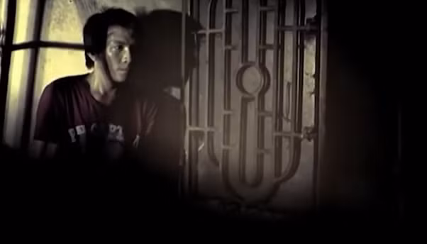 Đến khoảng 23h cùng ngày, trong lúc đang ngủ bỗng nhiên Bình nghe tiếng chốt cửa mở. Bình giật mình tỉnh giấc chồm dậy thì cũng vừa lúc bà Hảo đi đâu đó về và mở cửa để xuống phía nhà bếp. Lúc này Bình kịp đứng sát bờ tường, nấp phía sau cánh cửa nên bà Hảo không phát hiện. Bình lên nhà trên, chạy lên gác lửng và nấp phía sau tấm rèm cửa. Xong việc, bà Hảo lên nhà để thắp hương và khi lên gác thì phát hiện Bình.