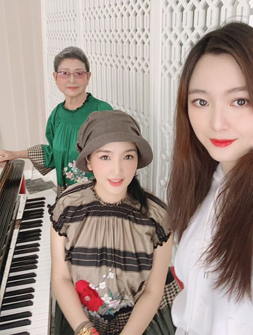 Vẻ đẹp của ba thế hệ mỹ nhân khiến đông đảo khán giả ngưỡng mộ. Ảnh: FBNV