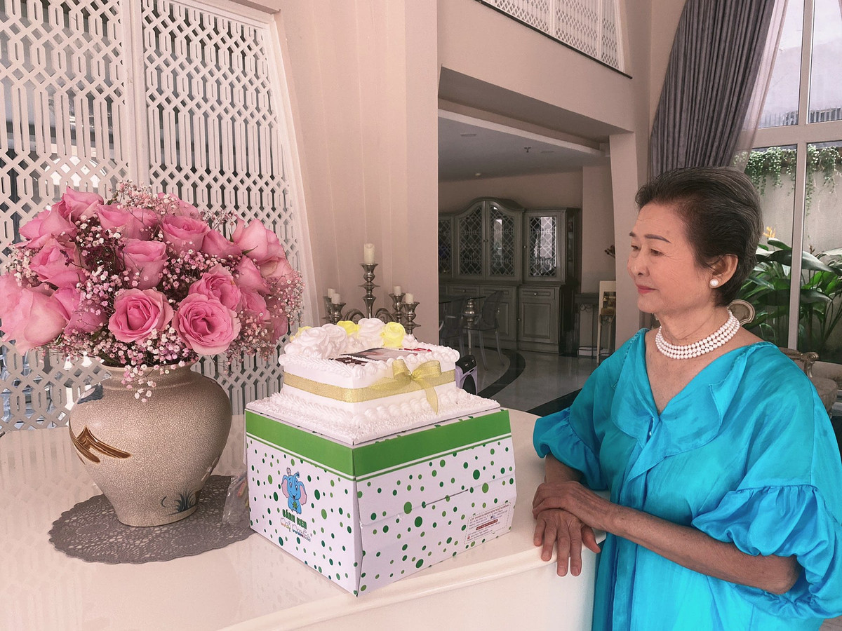 Ở tuổi U80 nhưng bà vẫn toát lên sự quý phái, sang trọng.