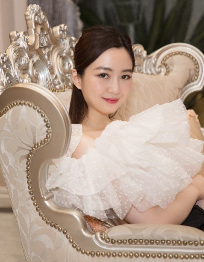 Trong khi đó, Anh Sa - con gái của Giáng My cũng khoe nhan sắc nở rộ. Người đẹp sinh năm 1994 từng theo học ngành Marketing tại Đại học Lehigh (Mỹ). Sau khi tốt nghiệp, người đẹp về tham gia quản lý các hoạt động trong công ty của gia đình.