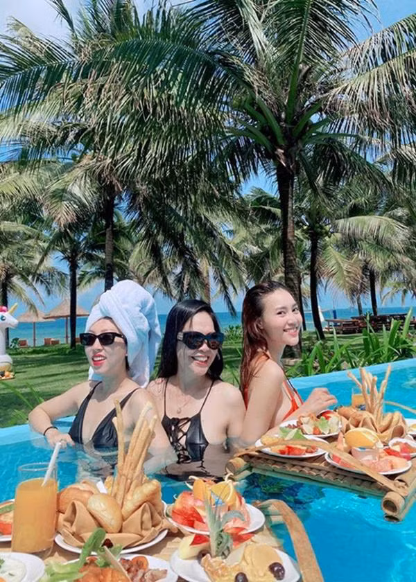 Ngoài quan tâm đến con gái, mẹ Ninh Dương Lan Ngọc đang tận hưởng cuộc sống điểm 10 cả vật chất lẫn tinh thần. Chị được con gái hiếu thảo tặng cho biệt thự triệu đô.