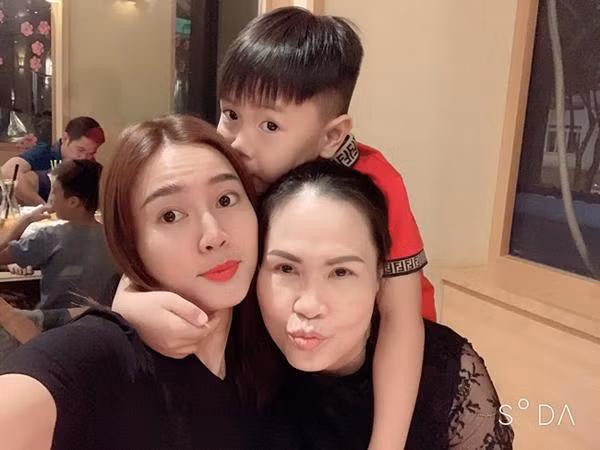 Ngoài chăm sóc con, mẹ ruột Ninh Dương lan Ngọc còn thích chăm sóc các cháu để hỗ trợ cho con gái đầu.