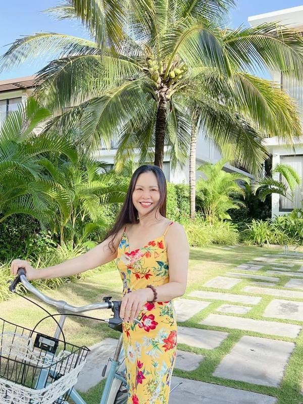 iện tại, khi kinh tế đã ổn định, mẹ Ninh Dương Lan Ngọc đã theo sát con được nhiều hơn. Ninh Dương Lan Ngọc kể về sự yêu thương của mẹ: "Thấy con gái hay gặp áp lực, buồn phiền trong công việc nên mẹ cũng tập tành chơi Facebook để dõi theo tôi. Tôi là chúa làm nũng nên dù lớn rồi mà mỗi khi mệt là mè nheo mẹ đút ăn. Đi quay xa thì mẹ luôn gọi điện hỏi: “Con muốn ăn gì ba mẹ làm rồi mang lên cho con, chơi cùng con, có mẹ rồi con không sợ cái gì nha…”.