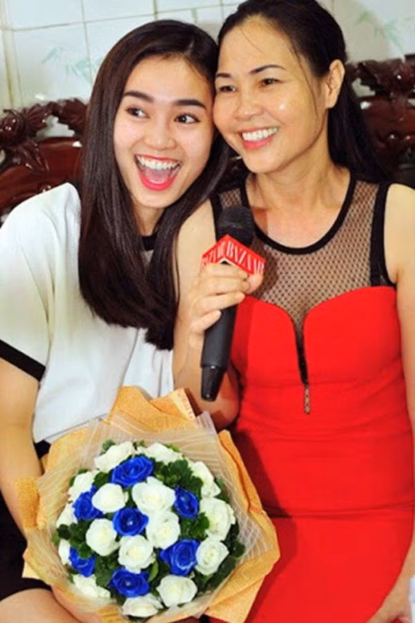 Được biết, mẹ Ninh Dương Lan Ngọc yêu nghệ thuật nhưng cuộc sống mưu sinh đẩy chị trở thành một người kinh doanh quần áo.