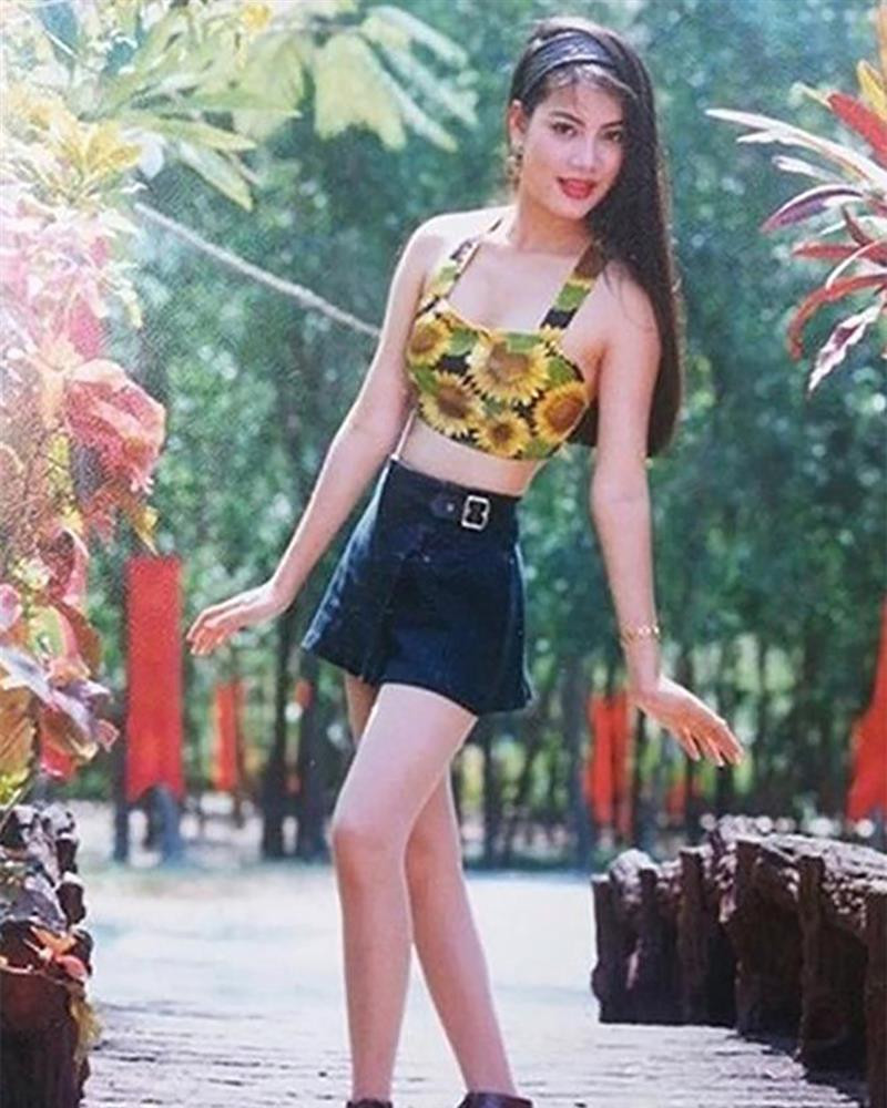 hập niên 90, Trương Ngọc Ánh là cái tên nổi bật trong làng mẫu Việt. Cô sở hữu nhan sắc thu hút, vóc dáng gợi cảm. Thời điểm đó, Trương Ngọc Ánh còn được nhiều người biết đến khi là gương mặt quen thuộc trên các cuốn lịch. Không chỉ vậy, người đẹp sinh năm 1976 còn lấn sân sang diễn xuất và trở thành "viên ngọc quý" của điện ảnh Việt.