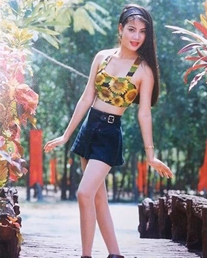 Thập niên 90, Trương Ngọc Ánh là cái tên nổi bật trong làng mẫu Việt. Cô sở hữu nhan sắc thu hút, vóc dáng gợi cảm. Thời điểm đó, Trương Ngọc Ánh còn được nhiều người biết đến khi là gương mặt quen thuộc trên các cuốn lịch. Không chỉ vậy, người đẹp sinh năm 1976 còn lấn sân sang diễn xuất và trở thành "viên ngọc quý" của điện ảnh Việt.