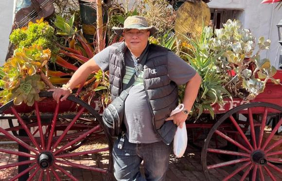 Ông xã của NSND Hồng Vân viết: "Vâng, khoảng hơn 6 tháng, sao mà tôi có thể giảm được từ trên 126 ký về 84kg như bây giờ? Rất nhiều bạn bè quen lẫn người chưa quen tấp nập nhắn tin để hỏi thăm bí quyết, té ra vấn nạn tăng cân không chỉ riêng tôi mà còn là nỗi niềm của biết bao người. Một hành trình ngoạn mục huynh đệ ạ, từ lúc ban đầu chả mấy tin tưởng nhưng không lâu sau tôi đã hoàn toàn bị thuyết phục với phương pháp giảm cân nội khoa".