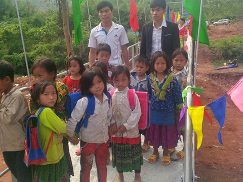 Có cầu treo Sam Lang, cô giáo và học sinh không còn phải chui túi nilông qua suối.(Ảnh Tiền phong).