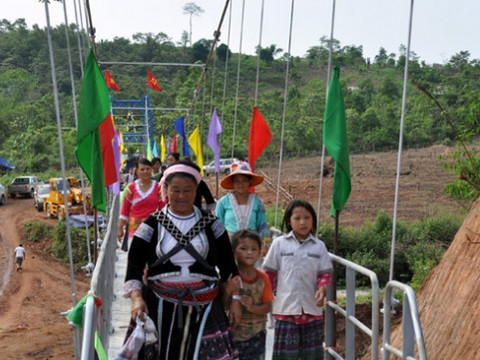 Thầy trò và người dân vui mừng, phấn khởi qua suối bằng cầu mới. (Ảnh Tuổi trẻ).