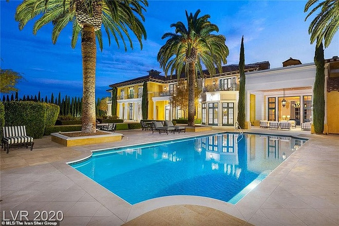 Biệt thự được trang bị hệ thống điện dự phòng cùng những tiện ích thư giãn đắt tiền ngoài trời như hồ bơi, spa, và khu vực ngắm cảnh.