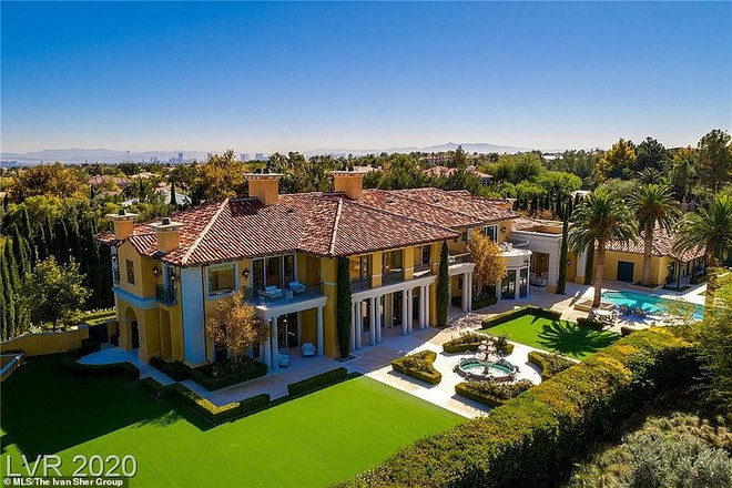 Bất động sản nằm trên khu Summerlin giàu có, được mệnh danh là con phố tỷ phú của Las Vegas. Ông trùm cờ bạc Steve Wynn mua nó vào tháng 3/2018 với giá 13 triệu USD.