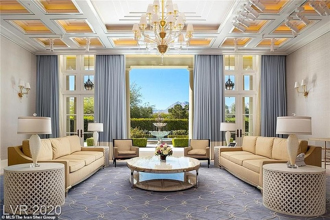 Phòng khách thoáng đãng, sáng sủa, được trang hoàng bởi hàng loạt nội thất sang trọng trong những gam màu thanh lịch. Tấm thảm lụa càng tăng thêm sự trang nhã.