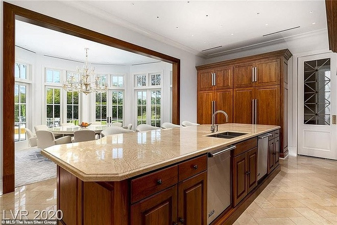 Nhà bếp rộng lớn, tràn ngập ánh sáng tự nhiên, được kết nối trực tiếp với phòng ăn tinh tế. Khu vực này được trang bị đầy đủ các công cụ nấu nướng cao cấp.