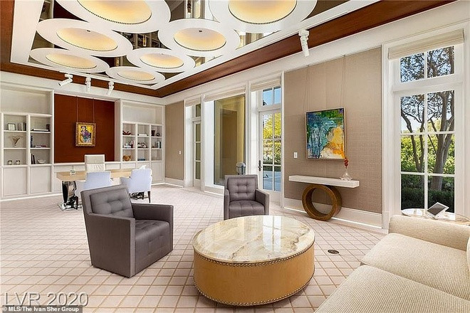 Nhiều nội thất tinh xảo cùng các tác phẩm nghệ thuật độc đáo được bày biện khắp ngôi nhà.