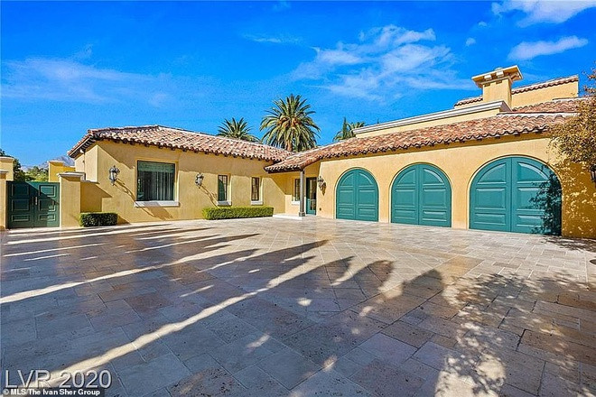 Căn biệt thự màu vàng này mang phong cách kiến trúc truyền thống châu Âu, có diện tích hơn 1.250 m2 với 6 phòng ngủ và 9 phòng tắm. Vị tỷ phú chi đến 16 triệu USD để cải tạo ngôi nhà này.