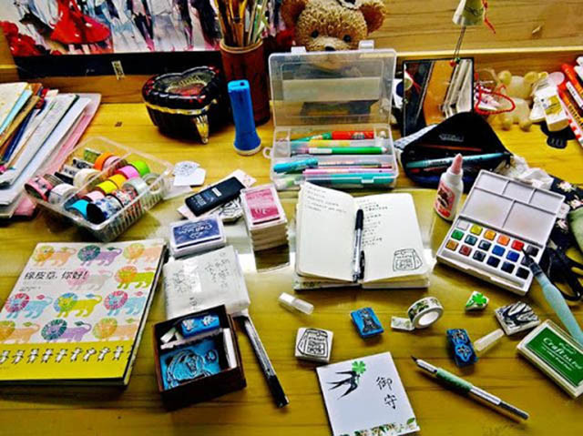 Cần biết rằng nhiều người nổi tiếng thường không sống ngăn nắp. Người ngoài nhìn thì có vẻ lộn xộn, nhưng họ biết rằng họ đang hỗn loạn có trật tự, và họ biết cách bày trí bàn làm việc của họ, tuy bàn làm việc lộn xộn nhưng chúng lại có nội dung phong phú, có thể xuất hiện bất chợt và đầy cảm hứng.