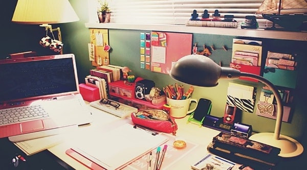 Một số lộn xộn trên bàn học sẽ mang lại cho trẻ nhiều cảm hứng hơn. Trên thực tế, một bàn học bừa bộn không có nghĩa là người đó lười biếng mà còn cho thấy người đó có khả năng sáng tạo cao hơn. 