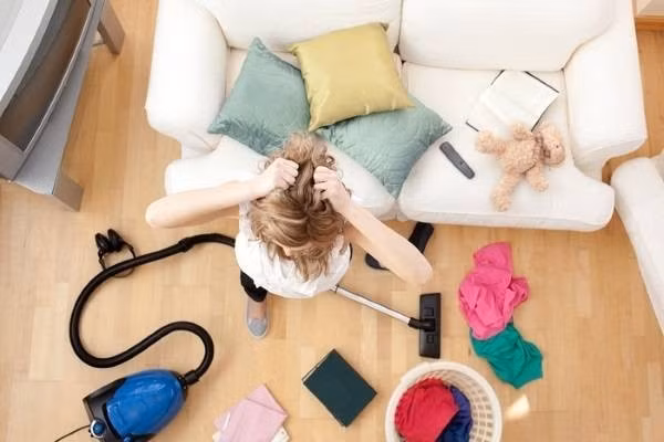 Nếu trẻ có nhiều đồ chơi, bạn có thể dành cho trẻ một góc đồ chơi đặc biệt. Sau khi trẻ đã vui chơi thoải mái, việc dạy trẻ cách dọn dẹp đống bừa bộn không chỉ giúp trẻ rèn luyện sức khỏe mà mẹ cũng có thể đỡ lo lắng hơn.