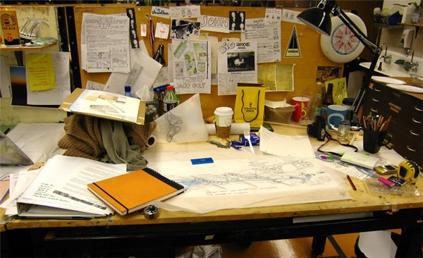 Một nghiên cứu ở Mỹ cho thấy những người có bàn làm việc lộn xộn thường sáng tạo hơn và thích thử những điều mới, và những người như vậy có xu hướng đổi mới hơn.