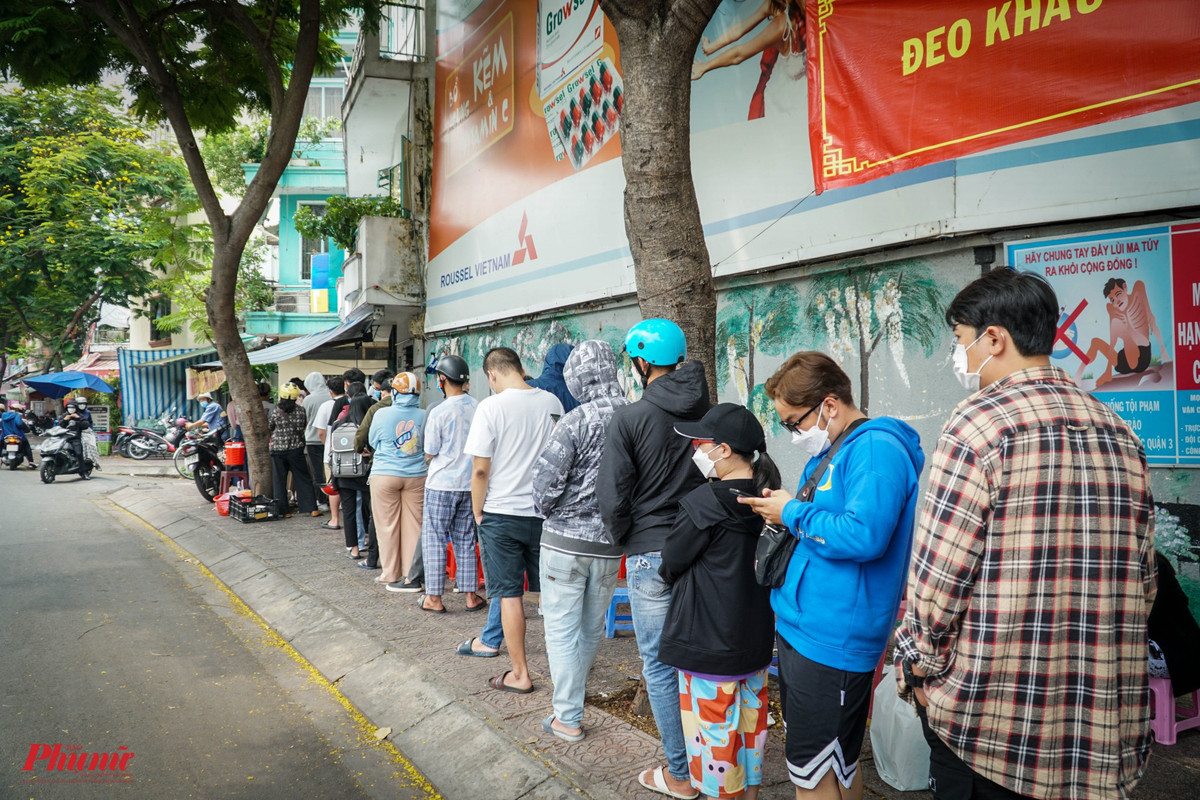 Doi nang, xep hang cho 90 phut de duoc an com ga o TP HCM-Hinh-4