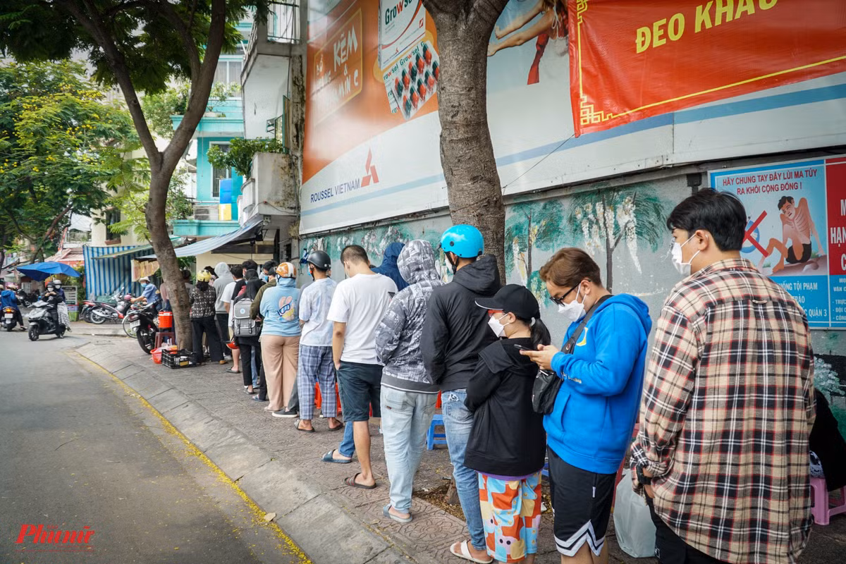 Doi nang, xep hang cho 90 phut de duoc an com ga o TP HCM-Hinh-4