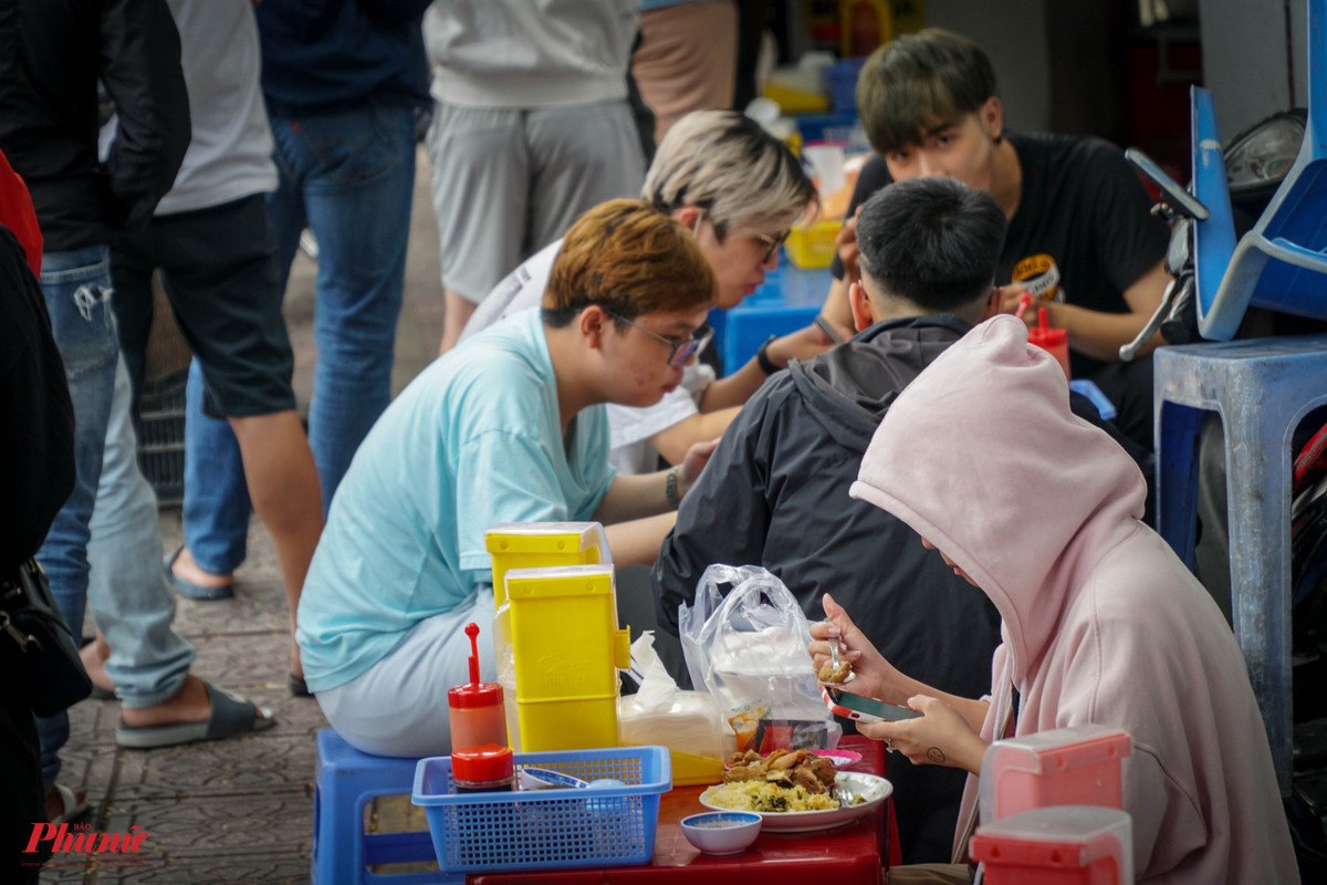 Doi nang, xep hang cho 90 phut de duoc an com ga o TP HCM-Hinh-2