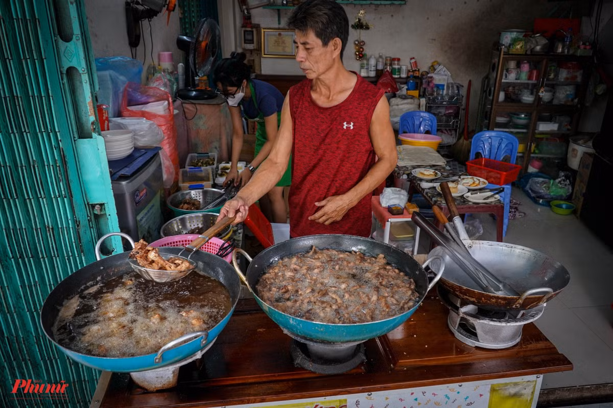 Doi nang, xep hang cho 90 phut de duoc an com ga o TP HCM