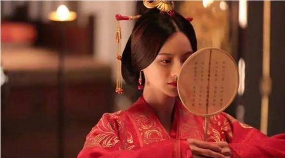 My nhan dep ngang Dieu Thuyen khien 3 cha con Tao Thao xieu long-Hinh-3