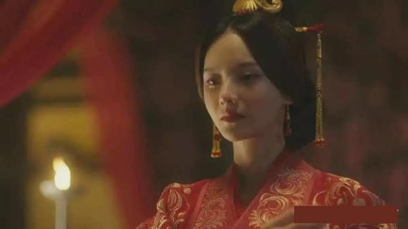 My nhan dep ngang Dieu Thuyen khien 3 cha con Tao Thao xieu long-Hinh-2