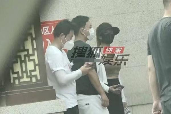 Thich Tieu Long tuoi 34: Hanh phuc ben vo dep con xinh-Hinh-6