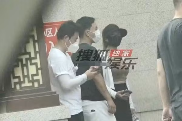 Thich Tieu Long tuoi 34: Hanh phuc ben vo dep con xinh-Hinh-6