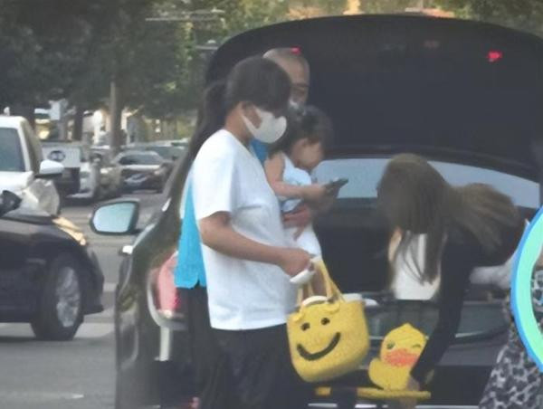 Thich Tieu Long tuoi 34: Hanh phuc ben vo dep con xinh-Hinh-8