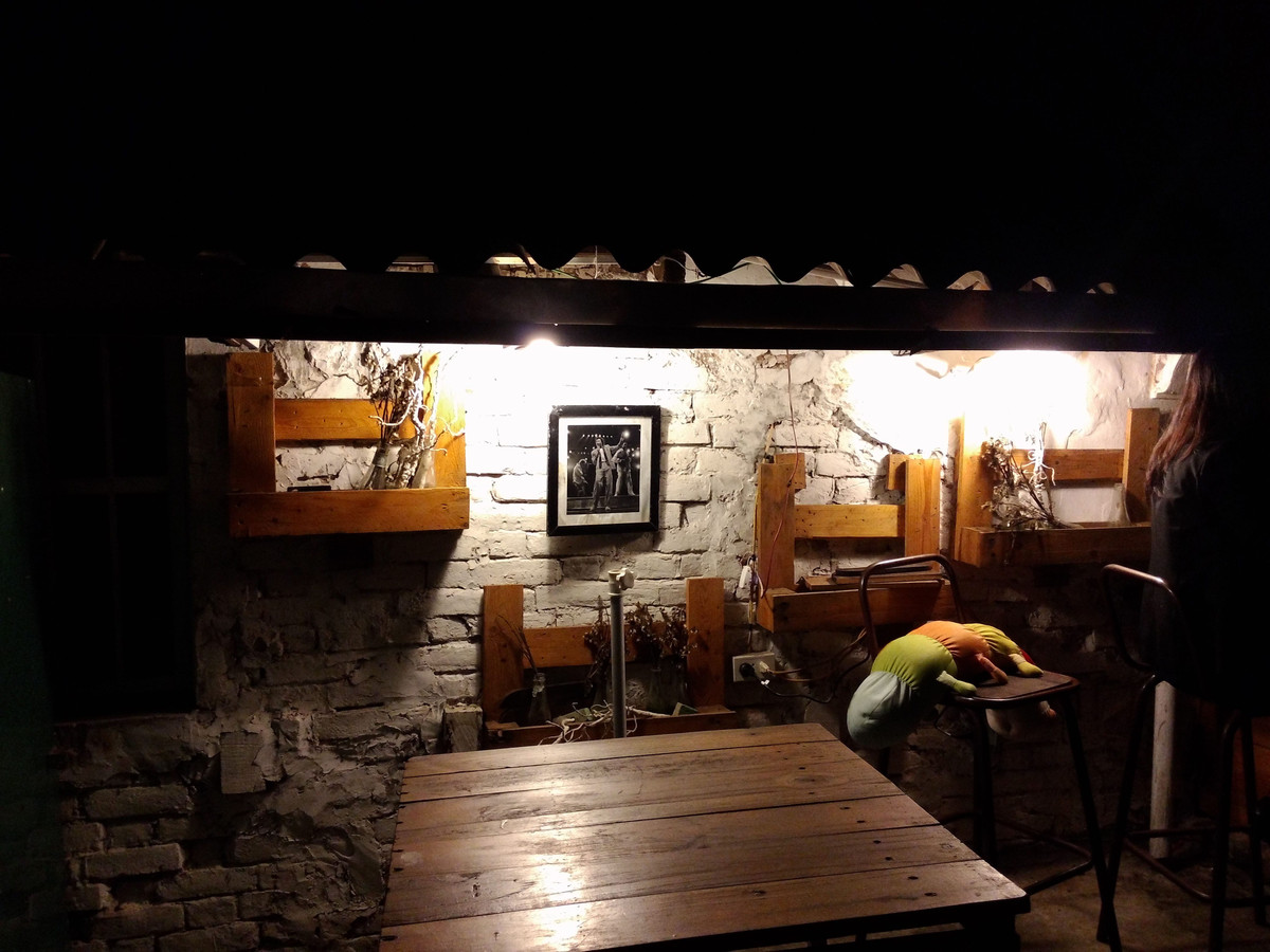 Ngôi nhà quá kín, âm u, tối tăm, ban ngày cũng không thấy ánh sáng mặt trời sẽ khiến âm khí thịnh, ảnh hưởng đến sức khỏe, tinh thần của gia chủ. Ngoài nhà, ngôi nhà có đặc điểm này cũng làm ảnh hưởng đến sự nghiệp của chủ nhà cũng như các thành viên khác trong gia đình.