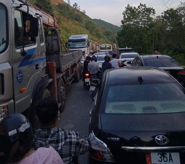 Hien truong tang thuong vu lat xe tai cho dat khien 3 nguoi tu vong